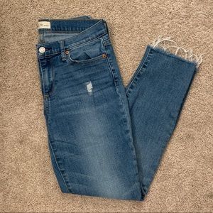 GAP Women's Skinny Jeans in Medium Blue with Frayed Hem